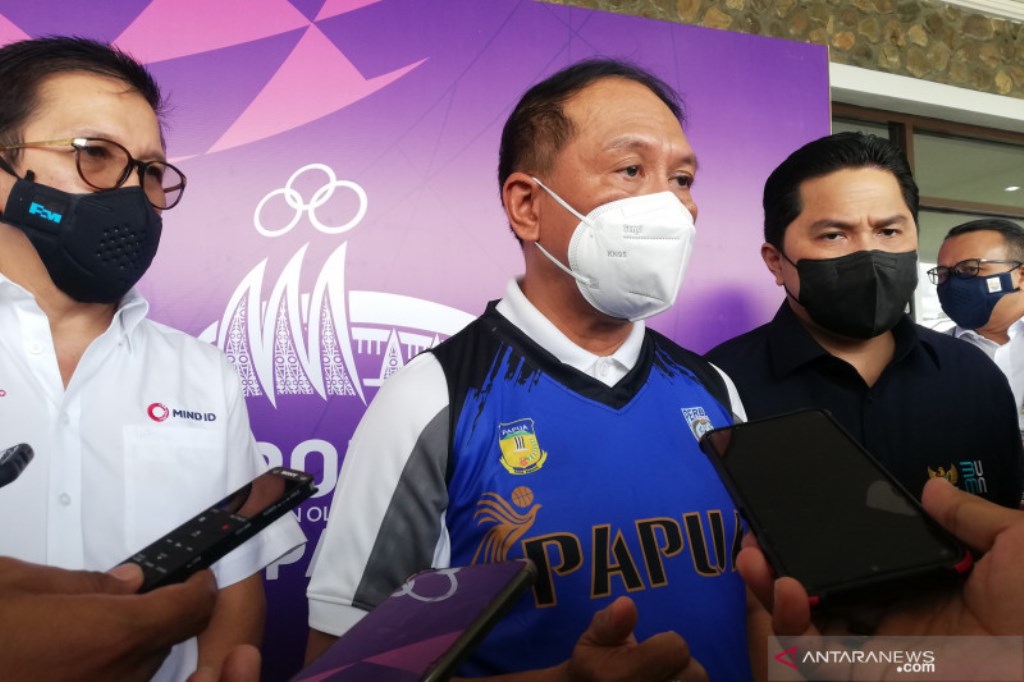 Menpora Zainudin Amali, didampingi Menteri BUMN Erick Thohir, dan Presiden Direktur PT Freeport Indonesia Tony Wenas di Mimika Sport Centre, Mimika, Senin (4/10/2021). (Foto: Antara/Zuhdiar Laeis)