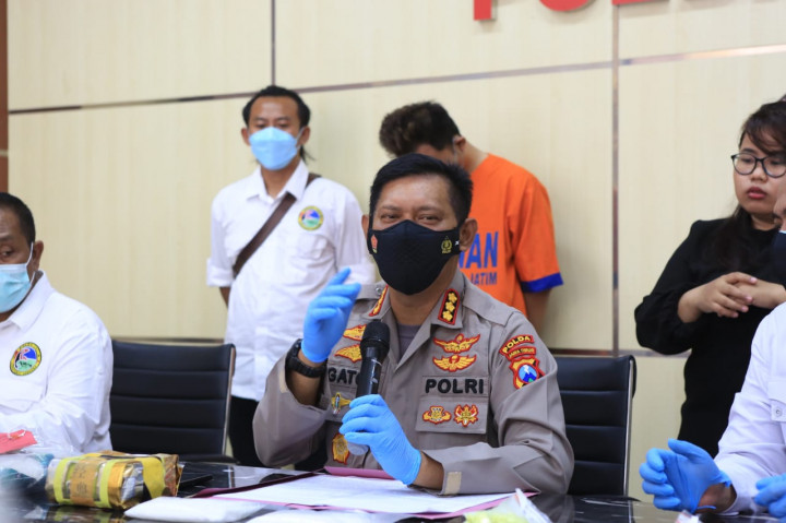 Dibalut Kemasan Teh China, Kurir Sabu 1 Kilogram Dibekuk di Surabaya