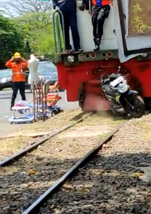Viral Video Kereta Api Tabrak Sepeda Motor di Malang, Ternyata…