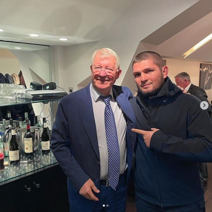 Kocak, Begini Cara Khabib Tolak Tawaran Minum Wine dari Ferguson