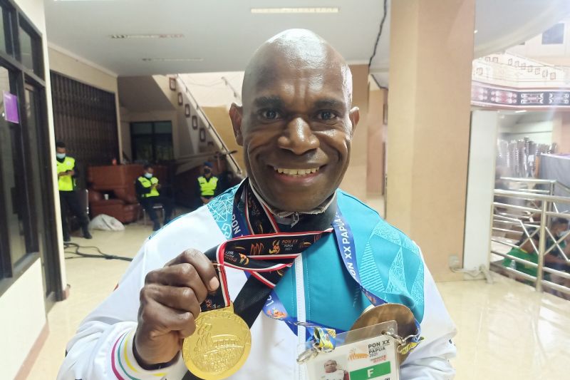 Atlet Papua peraih emas binaraga di kelas 75 kg PON XX/2021 Edoardus Apcowo. (FOTO ANTARA/Andi Firdaus)
