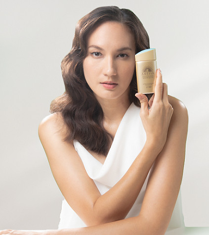 Nadine Chandrawinata ajak perempuan untuk lebih bersahabat dengan matahari melalui teknologi 'Triple Defense' dari Anessa Beauty Sunscreen. (Foto: Dok. Anessa)