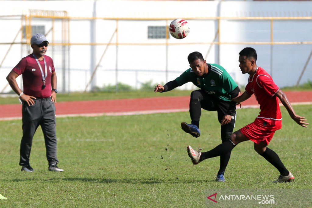 Pelatih tim sepak bola putra Aceh Fakhri Husaini. (Foto: Antara/Irwansyah Putra)