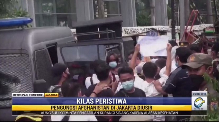 Polisi Bubarkan Paksa Pengungsi Afghanistan di Jakarta
