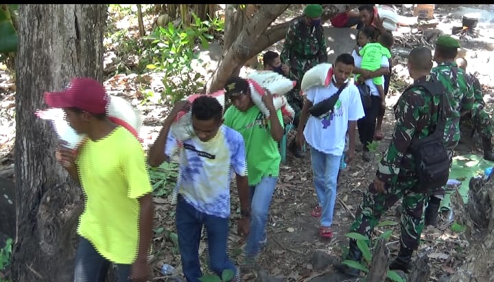 HUT ke-76, TNI Berbagi Sembako di Daerah Terpencil Flores Timur