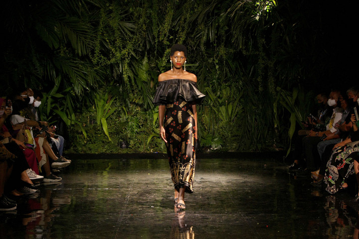 Foto: Pagelaran Batik Papua di Teluk Youtefa