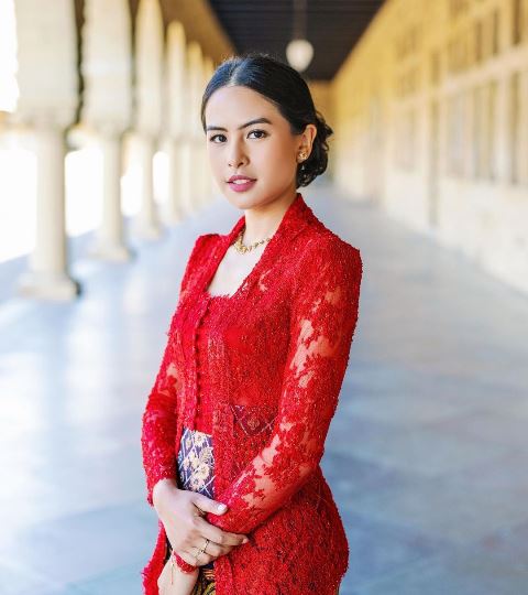 Keindahan bati terbalut dalam fesyen para artis, penyanyi, dan aktris Indonesia. (Foto: Dok. Instagram Maudy Ayunda/@maudyayunda)