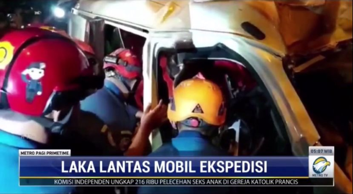 Kecelakaan Tunggal Mobil Ekspedisi di Depok, Sopir Kritis