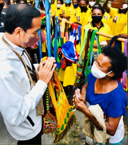 Tas Noken saat dibeli Presiden Jokowi (Foto: @Jokowi)