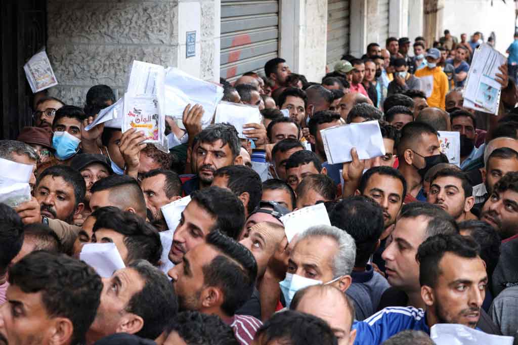 Potret Ribuan Warga Gaza Ajukan Izin Kerja di Israel