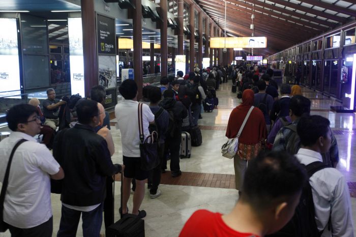 Ilustrasi antrean penumpang saat boarding - - Foto: MI/ Rommy Pujianto