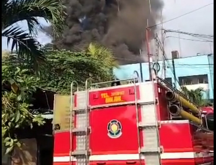 Gardu Listrik di Kebon Jeruk Terbakar
