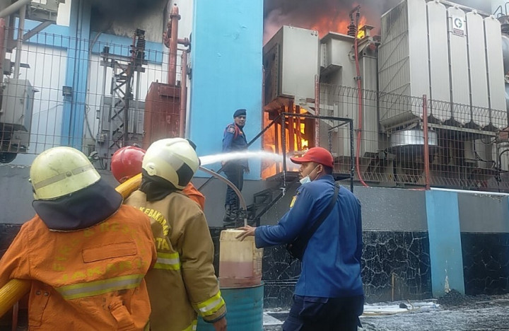 Gardu Induk di Kebon Jeruk Terbakar karena Arus Pendek