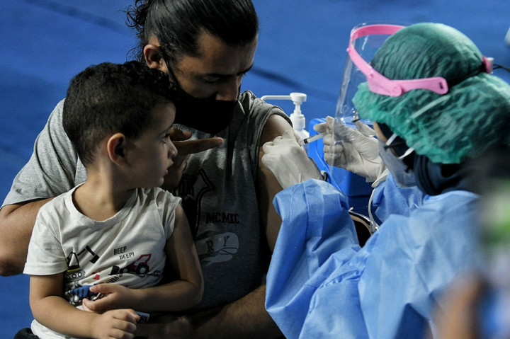 Ratusan Pencari Suaka Jalani Vaksinasi di GOR Bulungan