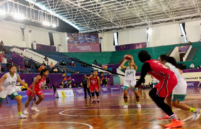 Pertandingan tim basket putri Jatim melawan DKI Jakarta di PON Papua, Kamis (7/10). Foto: Dok/PON Papua
