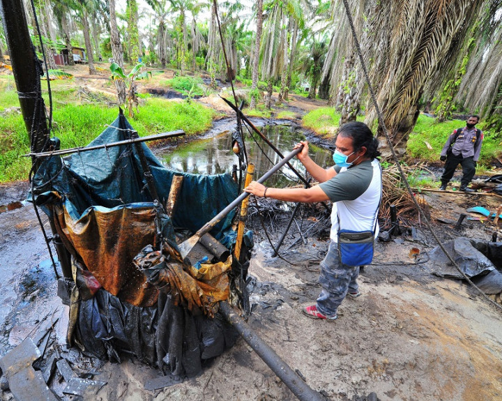 Polisi Bekuk Tiga Penambang Minyak Ilegal di Jambi