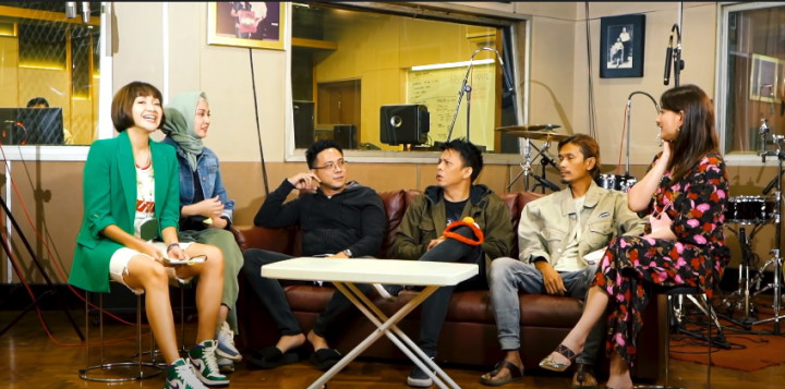 Ariel Noah Tersipu Digoda Dina Lorenza, Netizen: Halalin Dulu Riel!