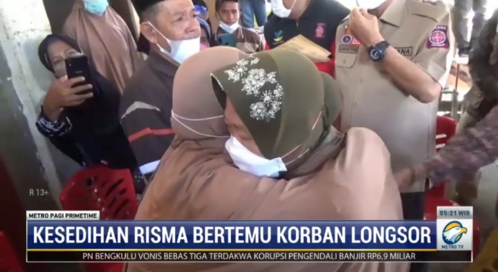 Anak Meninggal Akibat Longsor di Luwu, Sang Ibu Menangis di Pelukan Mensos
