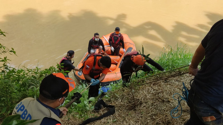 Geger! Jasad Pria Bugil Ditemukan Mengapung di Kali Cikeas Bekasi