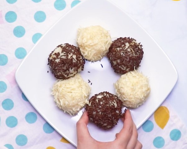 Camilan Bola Singkong Cokelat Keju, Yummy!