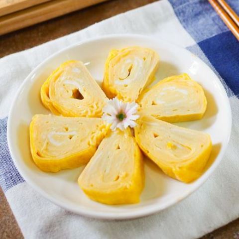Mudah kok buat telur gulung keju. Simak cara buatnya yuk! (Foto: Dok. Endeus TV)