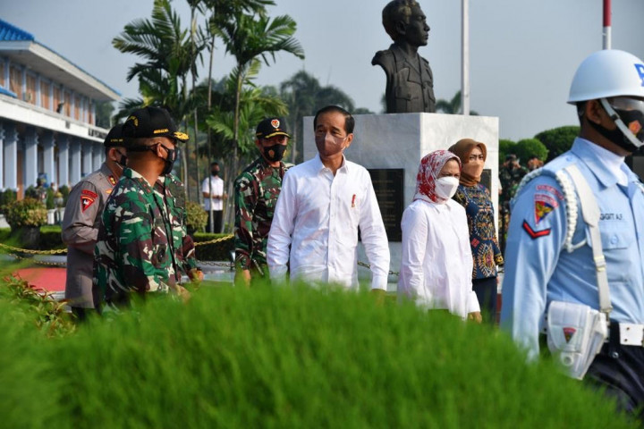 Berangkat ke Bali, Jokowi Tinjau Penanaman Mangrove dan Lokasi KTT G20