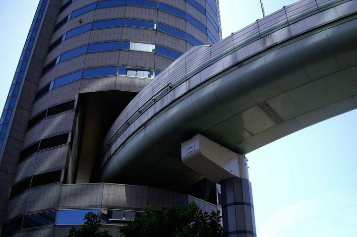 Unik, Ada Jalan Tol Masuk ke Gedung Kantoran