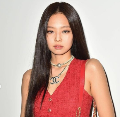 Stunning! Jennie BLACKPINK Tampil Menawan dalam Balutan Crop Top Merah Chanel