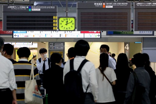 Akibat Gempa, Tumpukan Penumpang Kereta Tampak Terlihat Stasiun Tokyo