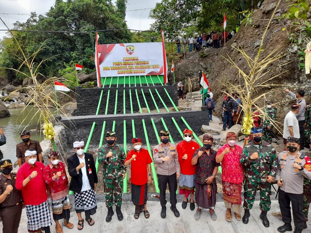 Pangdam IX Udayana Mayjen TNI Maruli Simanjuntak meresmikan pompa hidram di Tabanan, Bali. Foto-foto: Kodam IX Udayana