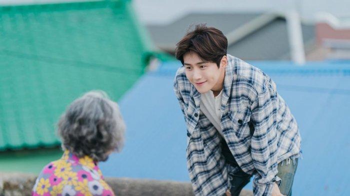 Kim Seon Ho Dipuji Produser Drakor Hometown Cha-Cha-Cha