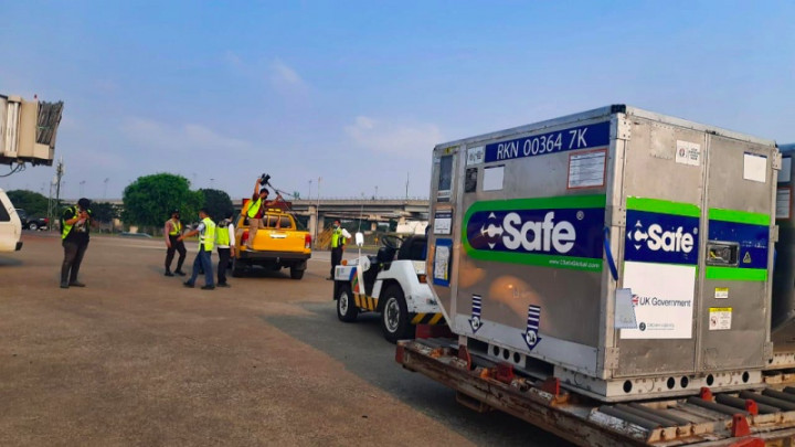 245.000 Vaksin AstraZeneca dari Inggris Tiba Hari Ini