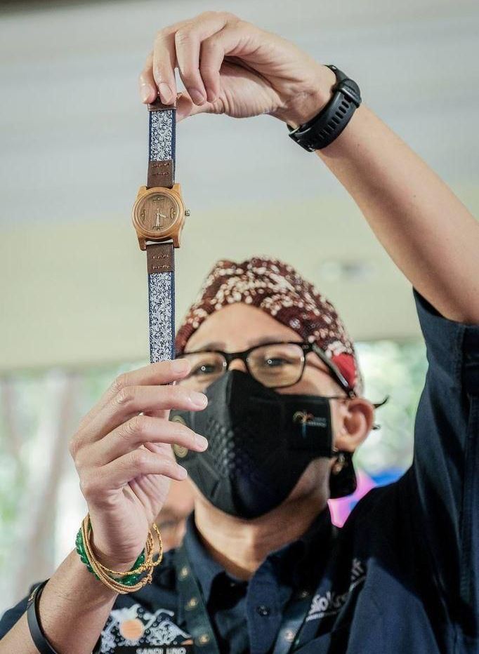 Menparekraf pamerkan jam jerawood dengan namanya (Foto: Kemenparekraf)