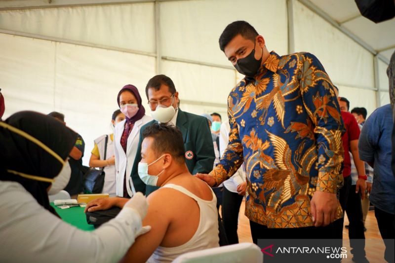  Wali Kota Bobby Nasution menyaksikan seorang supir angkot divaksin. ANTARA/HO-Diskominfo Kota Medan