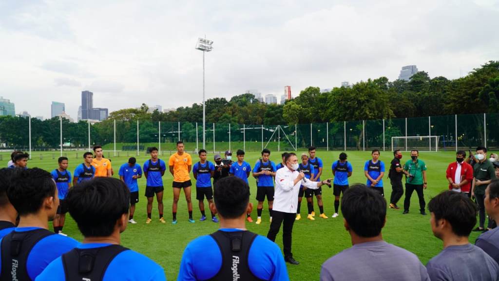 Ketua Umum PSSI Mochamad Iriawan memberikan arahan kepada skuat Timnas Indonesia. (Foto: dok. PSSI)