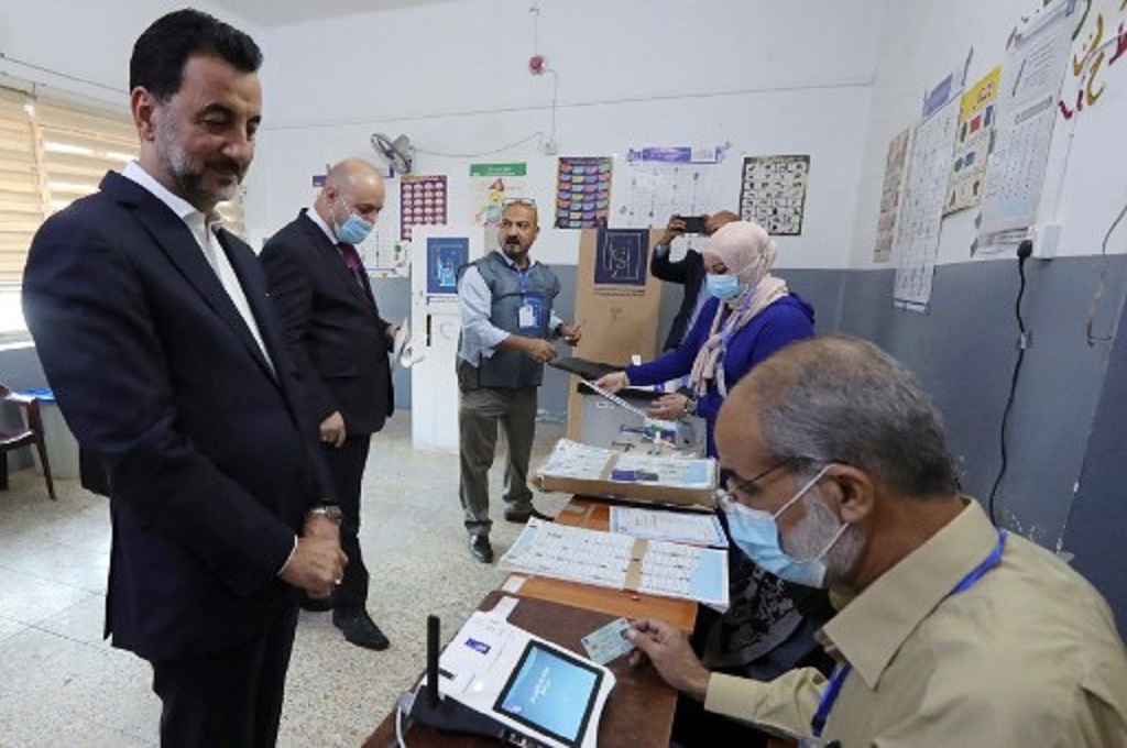 Warga Irak mengikuti pemilu parlemen di salah satu tempat pemungutan suara di Baghdad, 10 Oktober 2021. (Sabah ARAR / AFP)