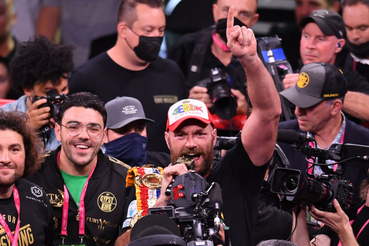 Menang KO atas Wilder, Tyson Fury Pertahankan Sabuk Kelas Berat WBC