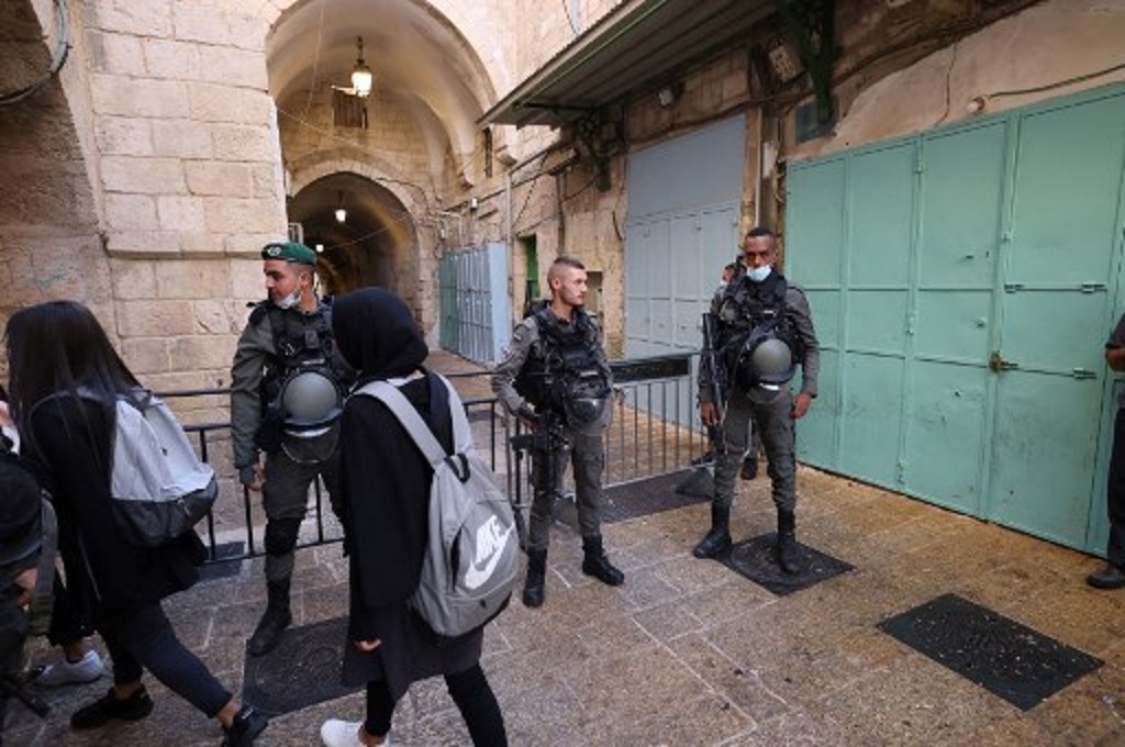 Polisi Israel bersiaga di luar Masjid Al-Aqsa di Yerusalem Timur, 30 September 2021. (EMMANUEL DUNAND / AFP)