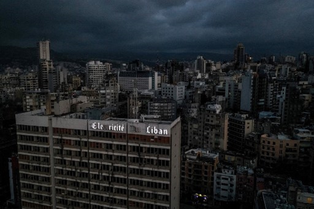 Pemadaman listrik terjadi di Beirut, Lebanon, 3 April 2021. (Dylan COLLINS / AFP)