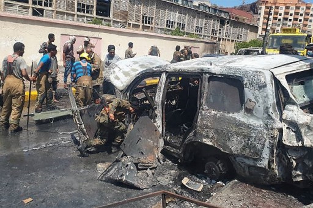 Petugas keamanan berada di lokasi serangan bom mobil di kota Aden, Yaman, 10 Oktober 2021. (Saleh Al-OBEIDI / AFP)
