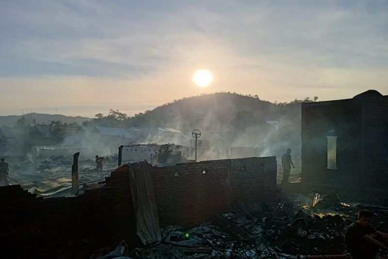 Kondisi rumah yang terbakar di Desa Naru, Kecamatan Sape, Kabupaten Bima, Nusa Tenggara Barat, pada Ahad, pukul 14.20 WITA. (ANTARA/HO-istimewa)