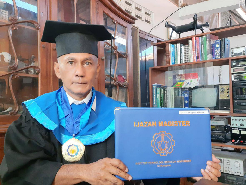Unggun Dahana sebagai wisudawan tertua ITS pada Wisuda ke-124 ITS. Foto: Dok. ITS