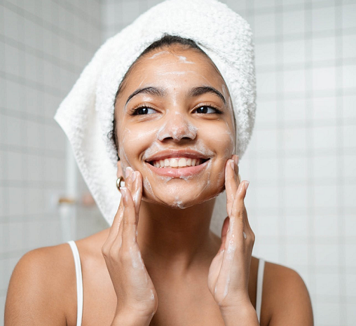 Menggunakan produk lembut pada kulit wajah adalah kunci agar terlihat segar dan bercahaya. (Foto: Ilustrasi. Dok. Pexels.com)