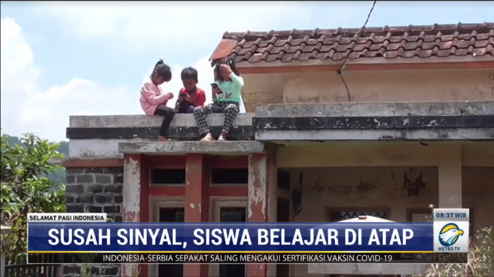 Gara-gara Susah Sinyal, Siswa di Sumedang Panjat Atap untuk Belajar