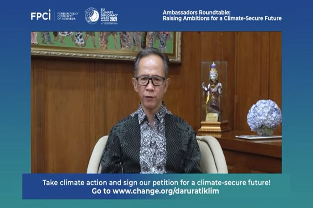 Wakil Menteri Luar Negeri Mahendra Siregar dalam acara virtual Ambassadors Roundtable: Raising Ambitions for a Climate-Secure Future, Senin, 11 Oktober 2021. (FPCI)