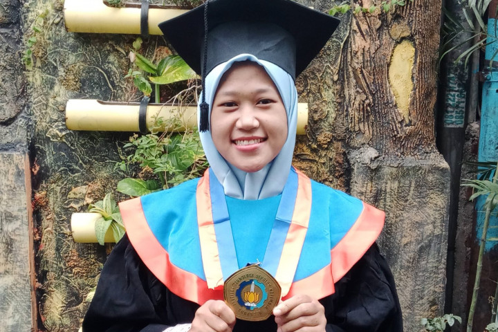 Inspiratif! Santri Anak Satpam Jadi Wisudawan Terbaik Fakultas Vokasi ITS