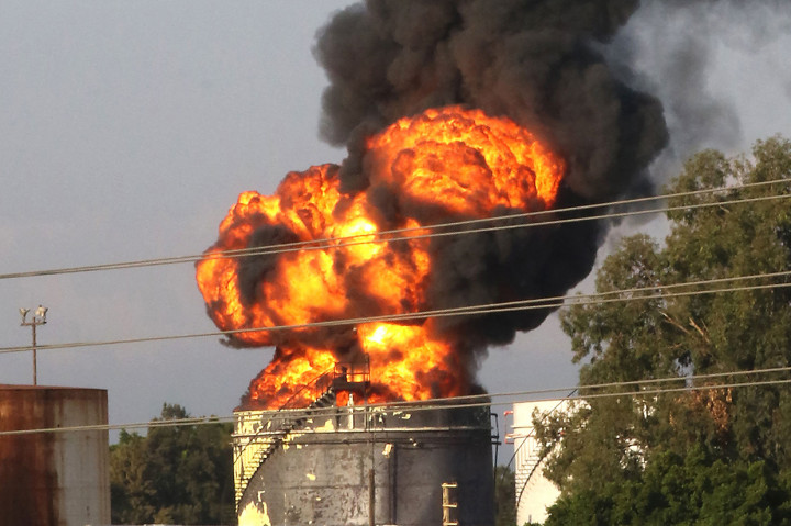 Foto: Kebakaran Landa Tangki Penyimpanan Bahan Bakar Utama di Lebanon