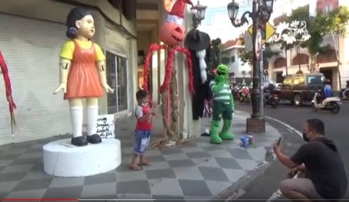 Tak Berizin, Boneka Squid Game di Tunjungan Surabaya Dibongkar
