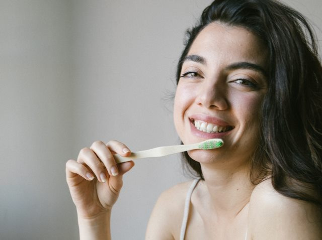 Sudah Benarkah Cara Kamu Membersihkan Sikat Gigi?