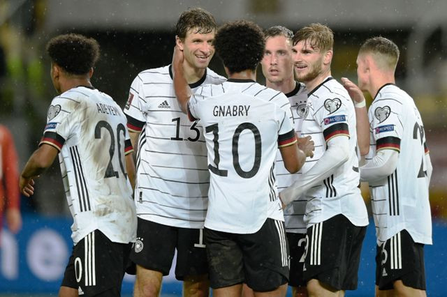 Skuat Der Panzer merayakan kemenangan atas Makedonia Utara sekligus memastikan sebagai tim pertama yang lolos ke Piala Dunia 2022 Qatar-Foto AFP/NIKOLAY DOYCHINOV